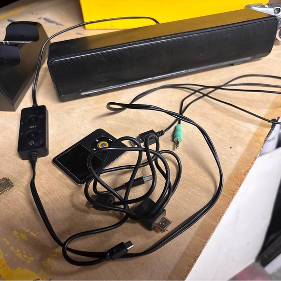 Lot of various black and Silver Tech Accessories devices and DVDs - Picture 7 of 12